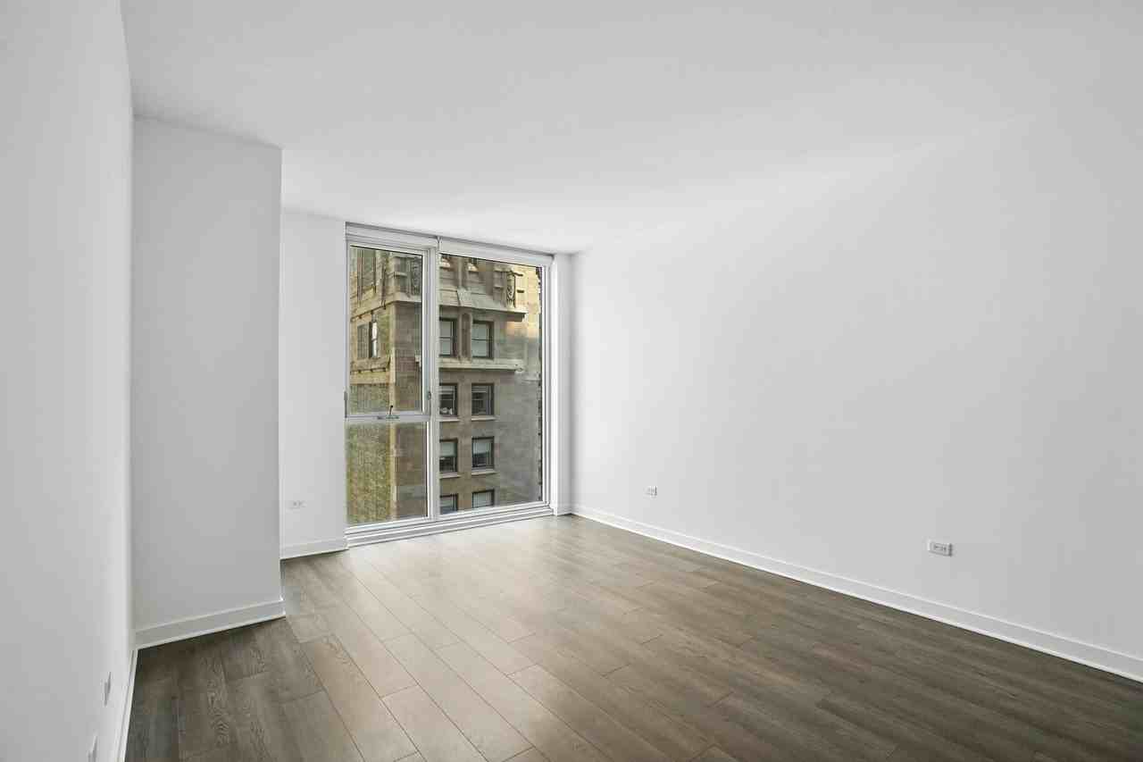 133 N Dearborn St - Photo 5 of 18