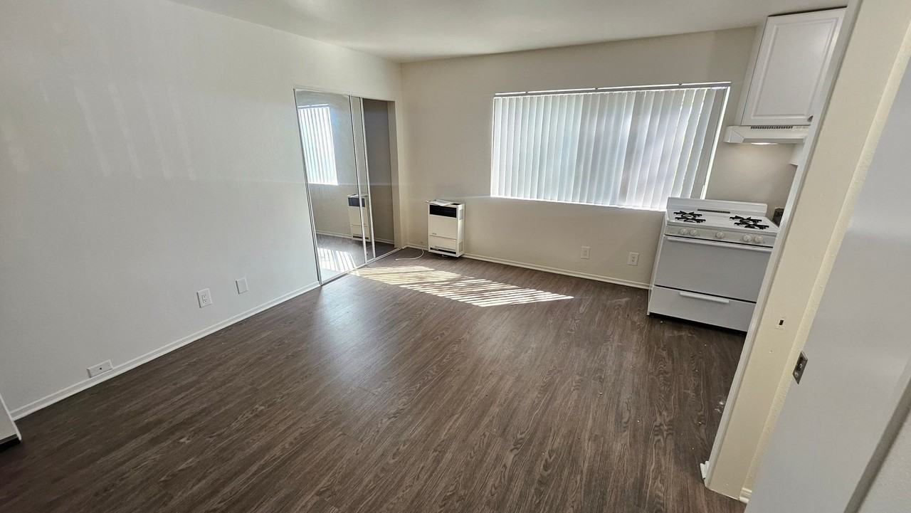 1750 S Longwood Ave #19 - Photo 2 of 15