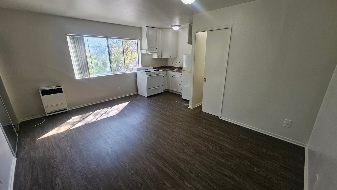 1750 S Longwood Ave #19 - Photo 3 of 15