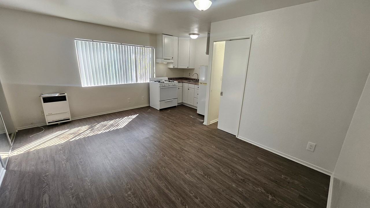 1750 S Longwood Ave #19 - Photo 4 of 15