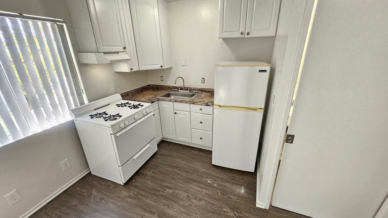 1750 S Longwood Ave #19 - Photo 6 of 15