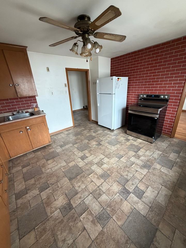 100 Pilgrim Ave #2 - Photo 3 of 13