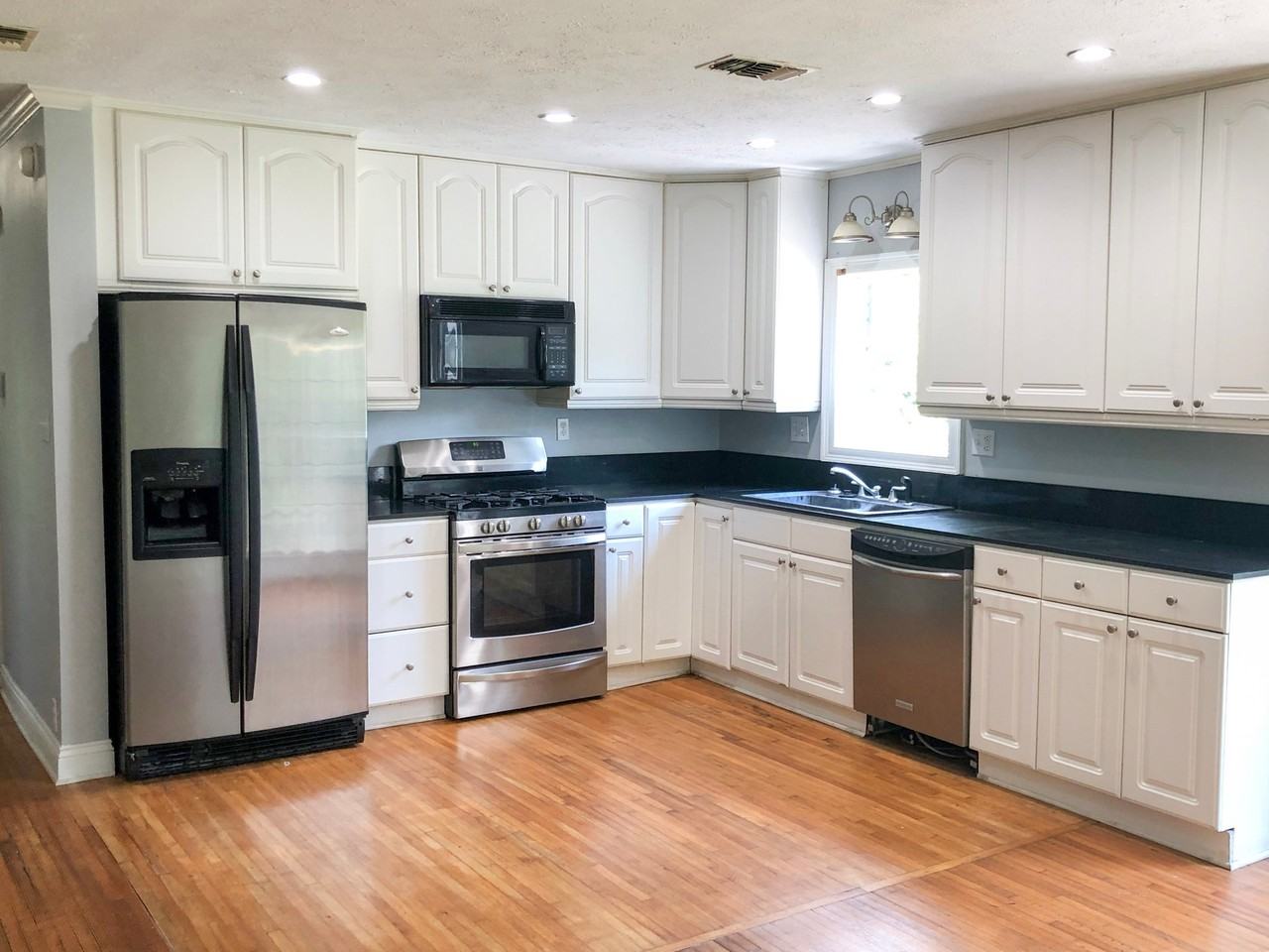 802 S Texas St - Photo 4 of 15