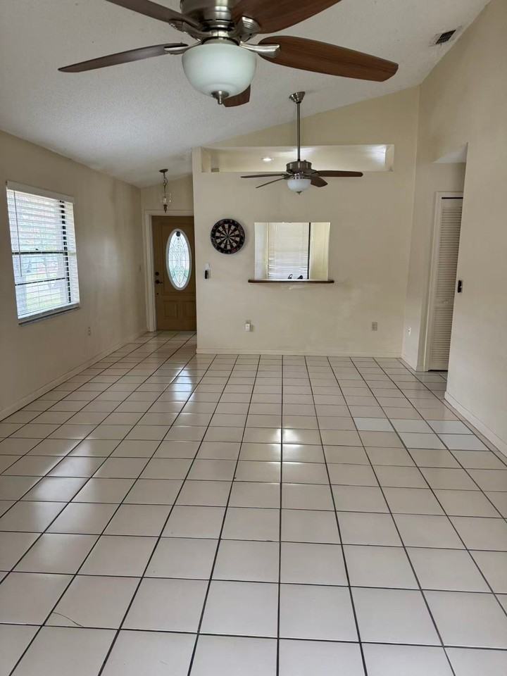 4370 Sandhurst Dr - Photo 2 of 11