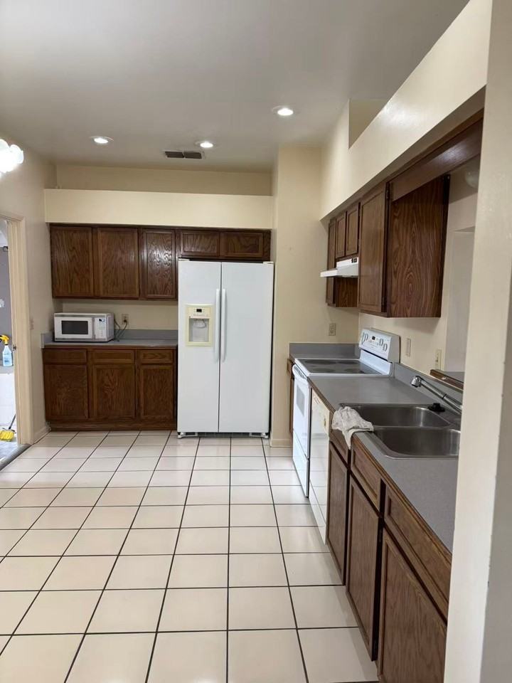 4370 Sandhurst Dr - Photo 4 of 11