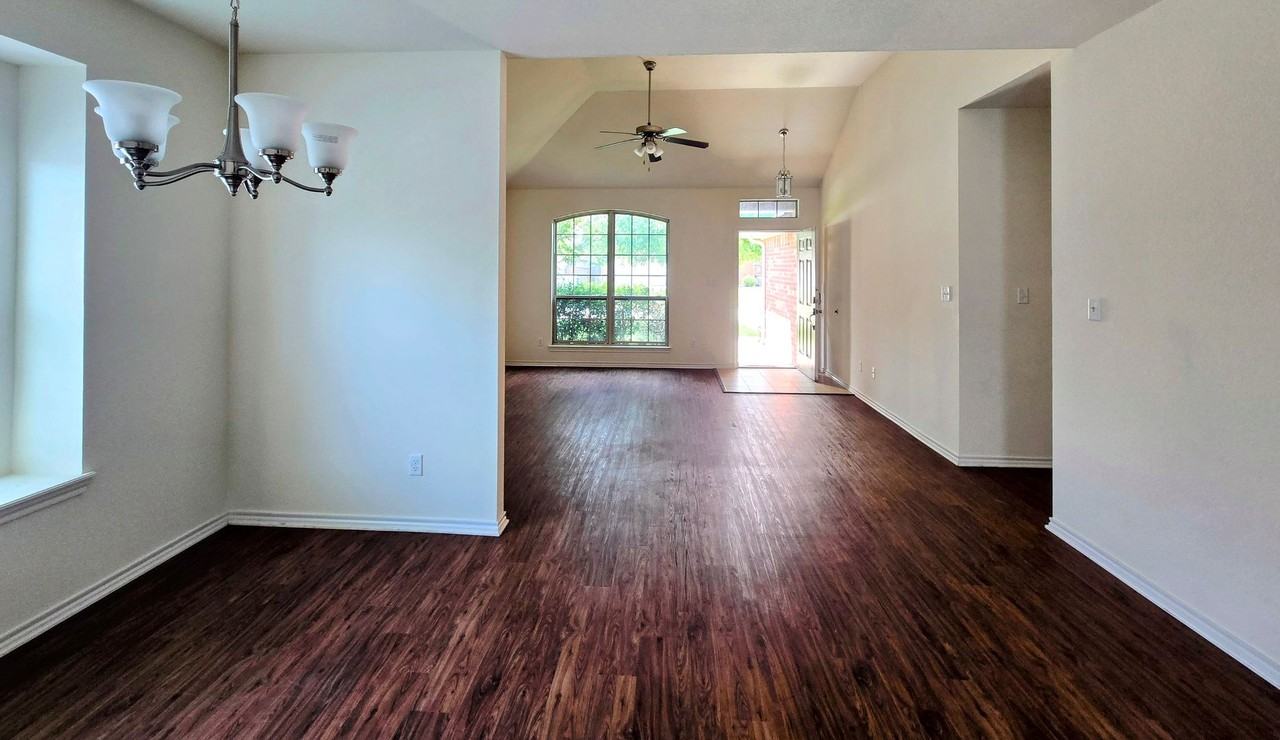 2113 Woodhaven Dr - Photo 2 of 14