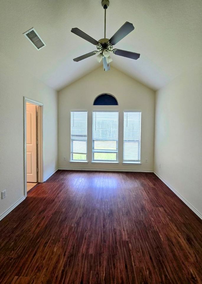 2113 Woodhaven Dr - Photo 3 of 14