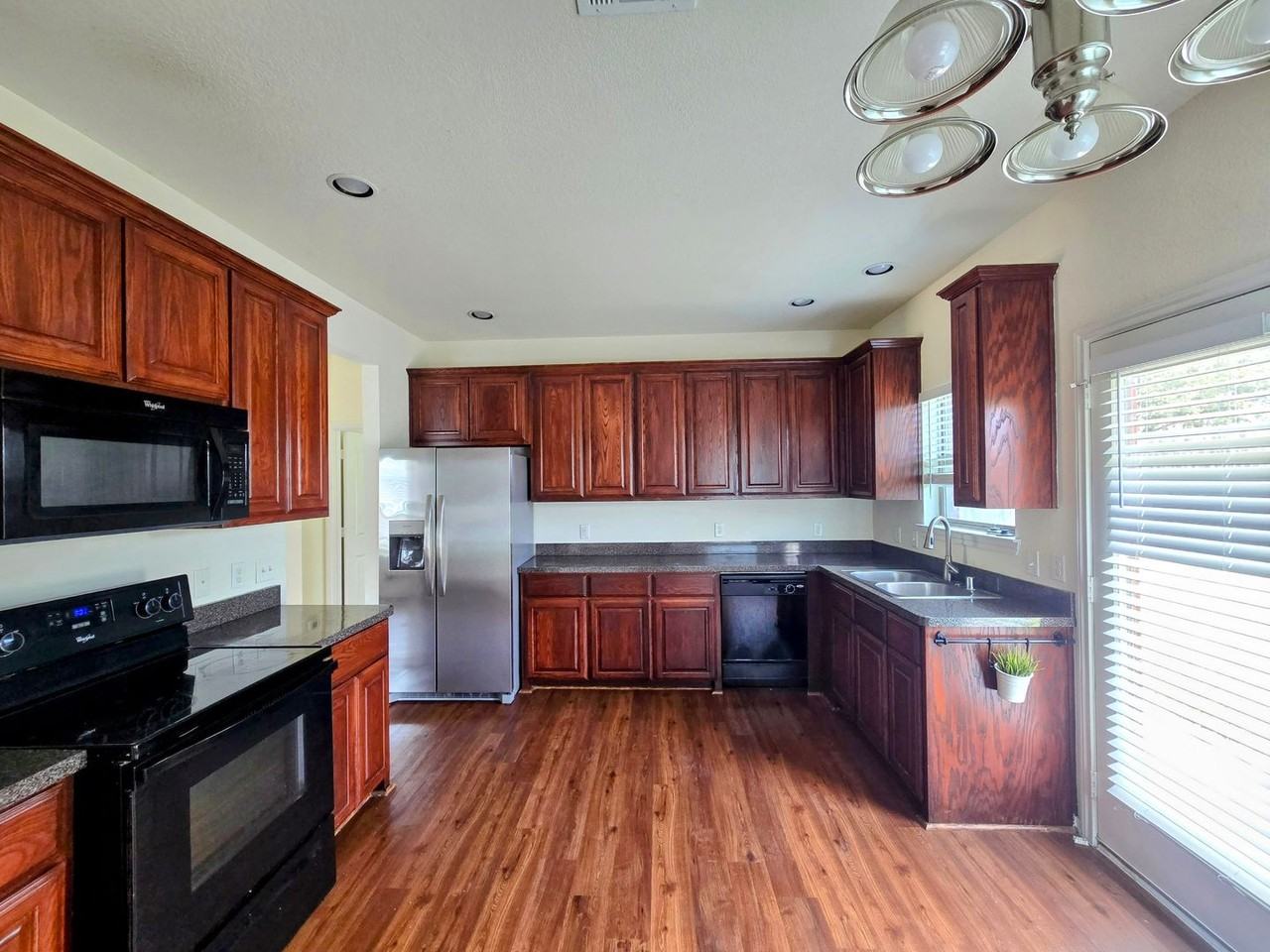 2113 Woodhaven Dr - Photo 5 of 14