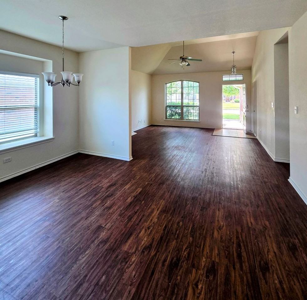 2113 Woodhaven Dr - Photo 6 of 14