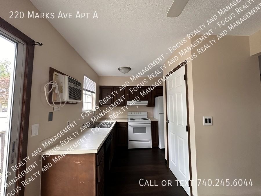 220 Marks Ave Apt A - Photo 4 of 9
