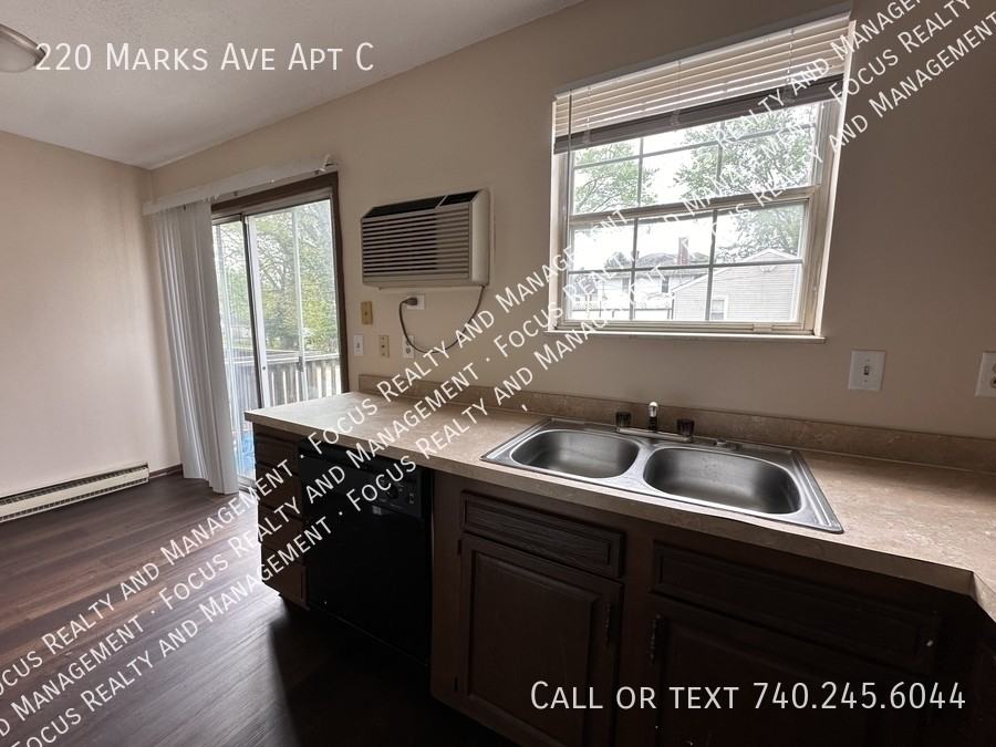 220 Marks Ave Apt C - Photo 3 of 7