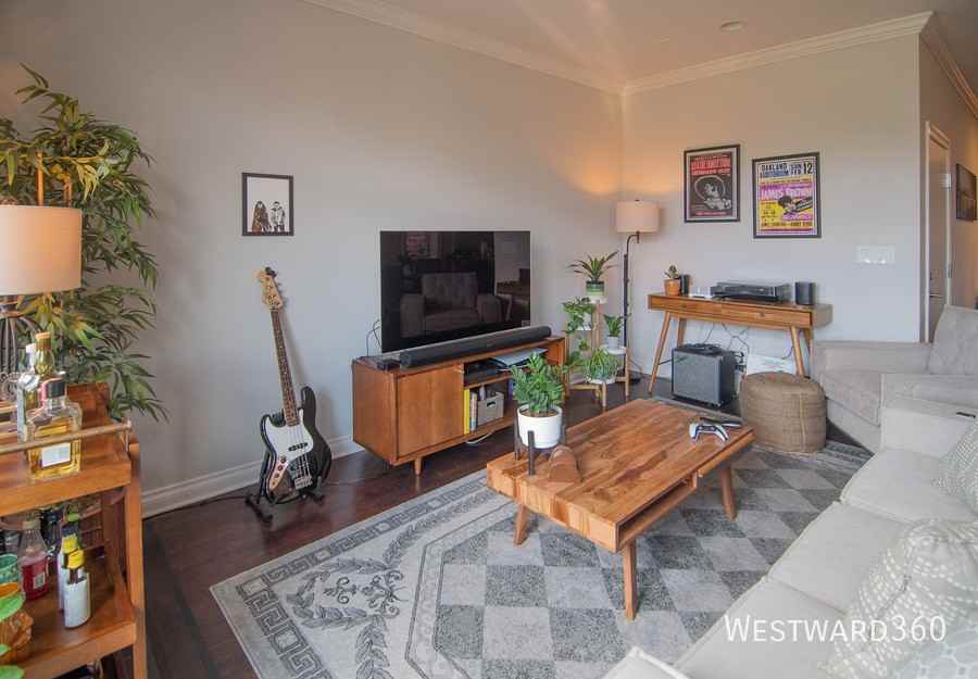 1033 W Monroe St #4 - Photo 4 of 20