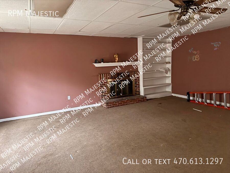 5247 Scofield Rd - Photo 3 of 10