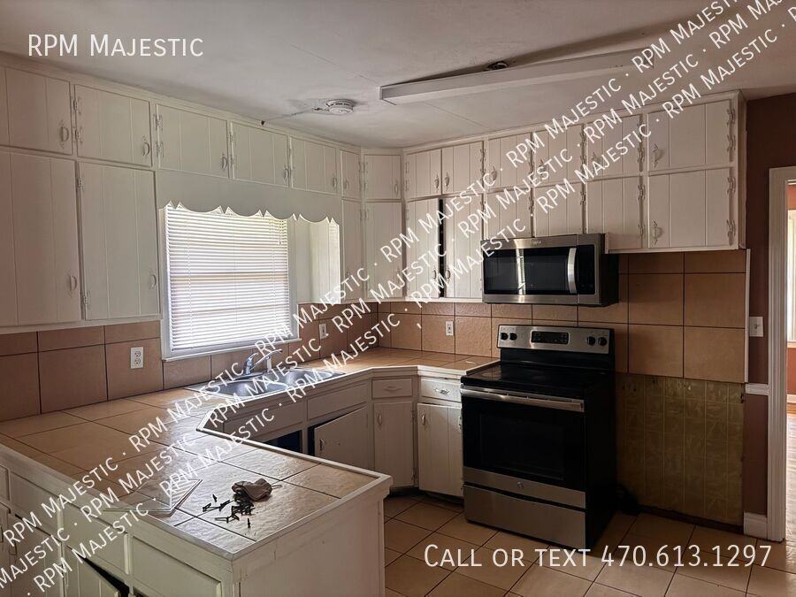 5247 Scofield Rd - Photo 4 of 10