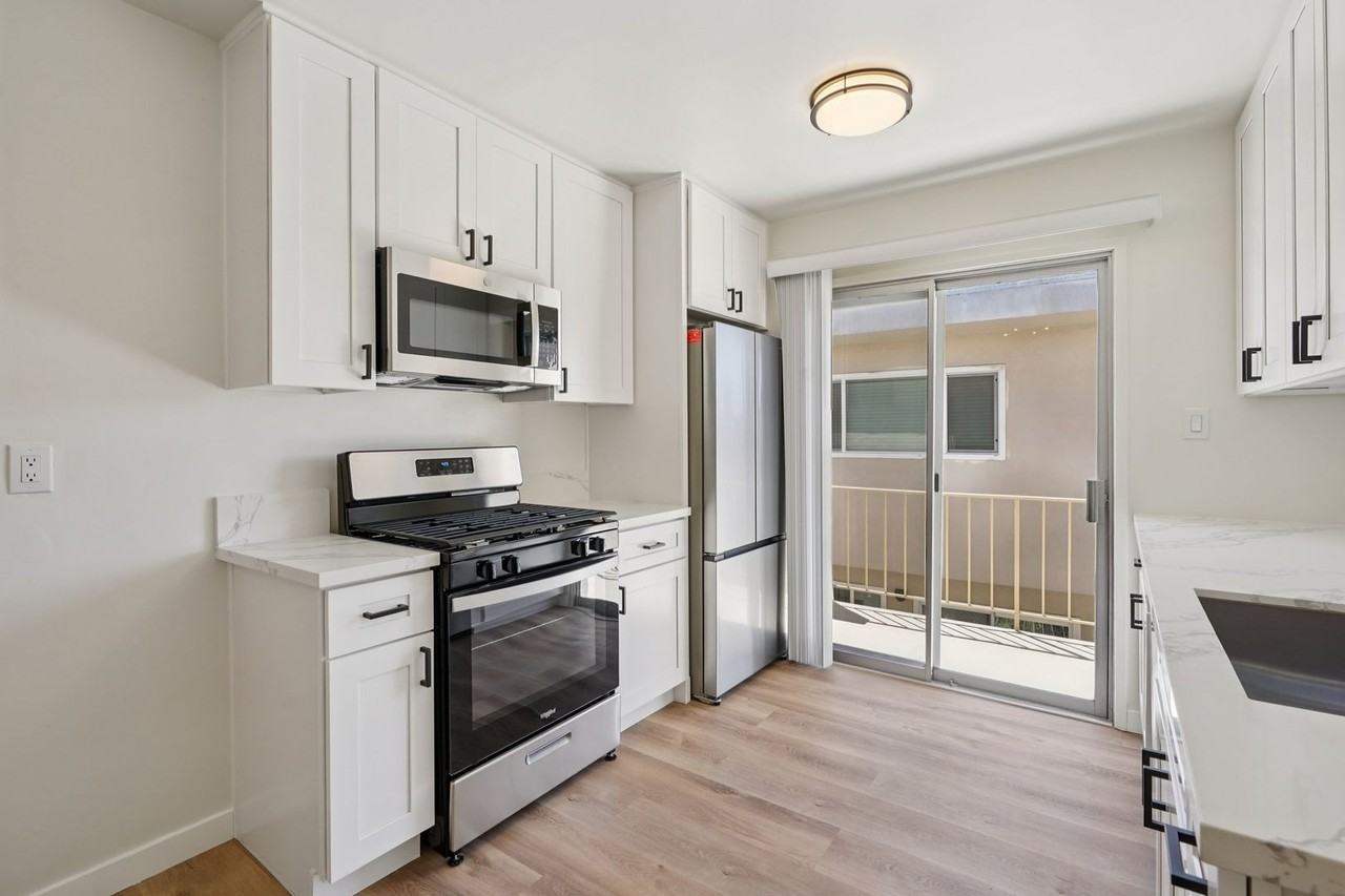 437 W Queen St #10