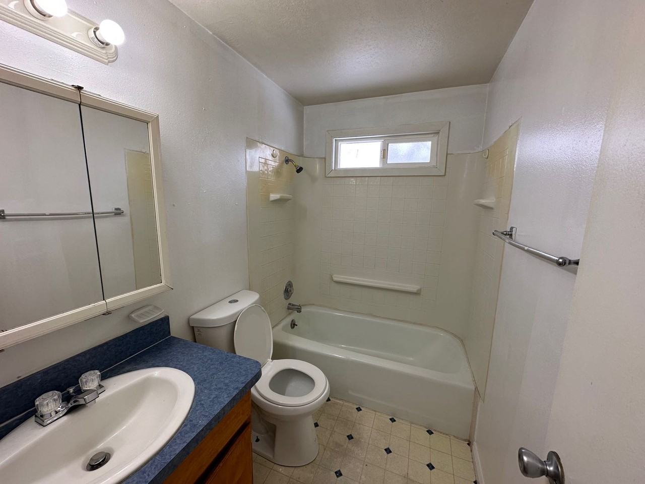 547 Poole Ave #2 - Photo 3 of 10