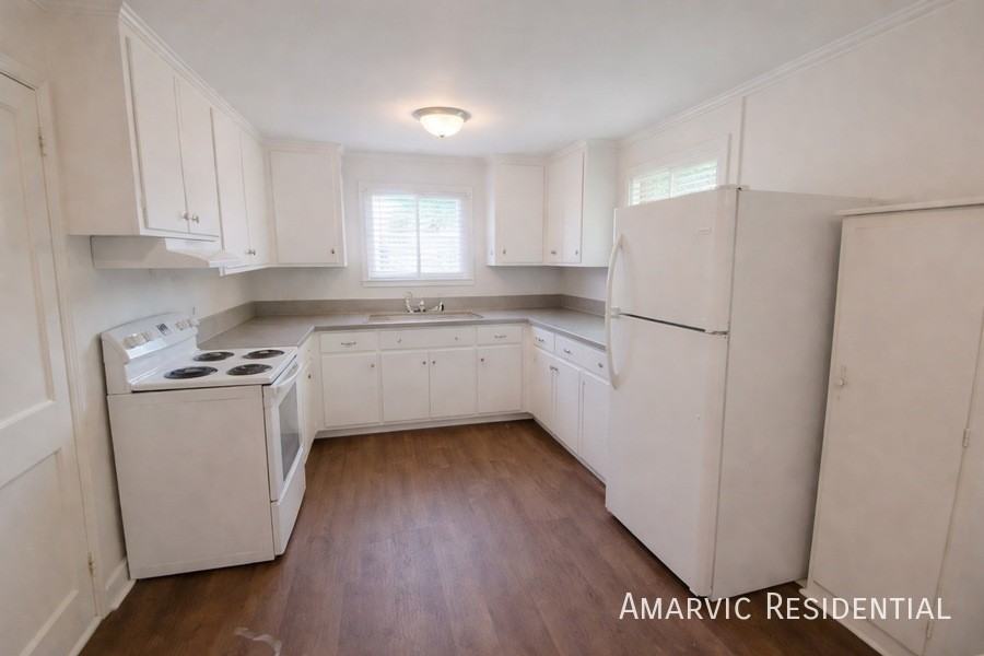 1107 College St #B - Photo 2 of 7