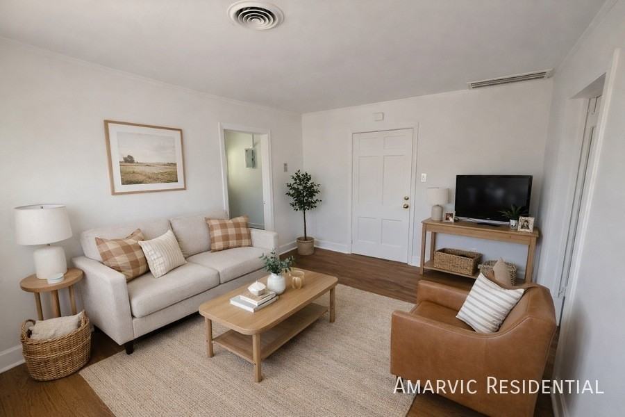 1107 College St #B - Photo 3 of 7
