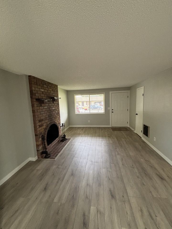 1100 Ne Keyes Rd #1 - Photo 6 of 12