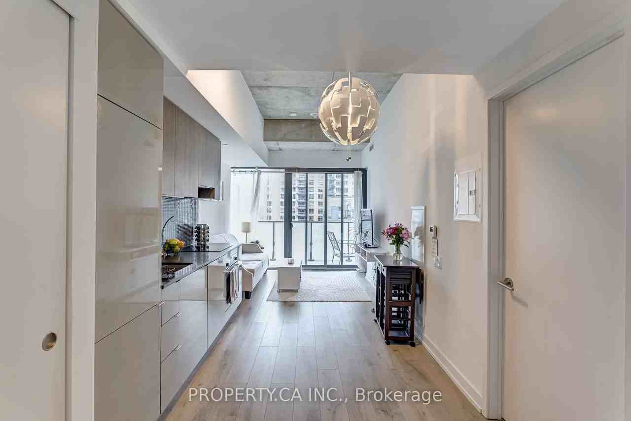 161 Roehampton Avenue #717 - Photo 2 of 18