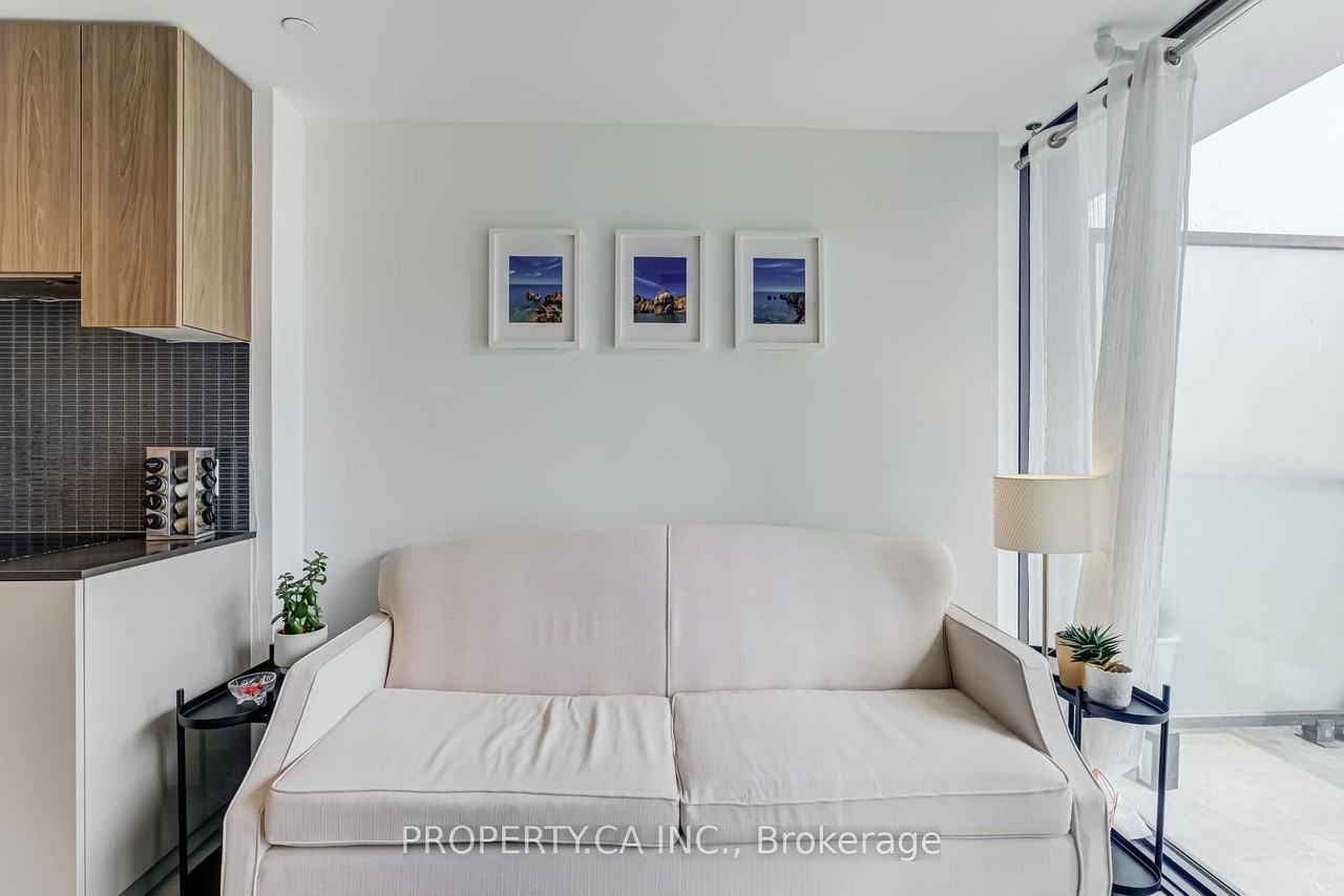 161 Roehampton Avenue #717 - Photo 3 of 18