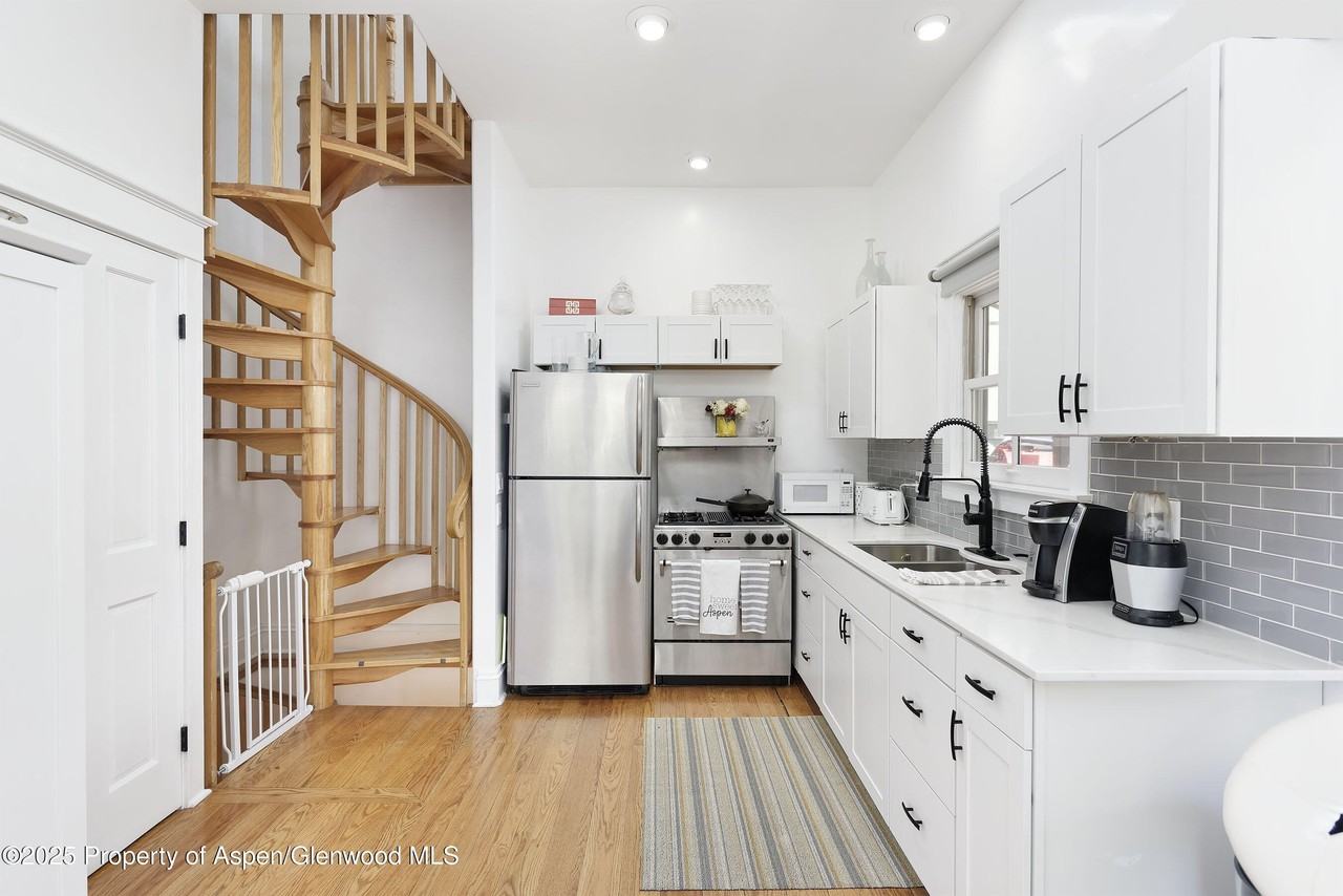 W Main St - Photo 4 of 11