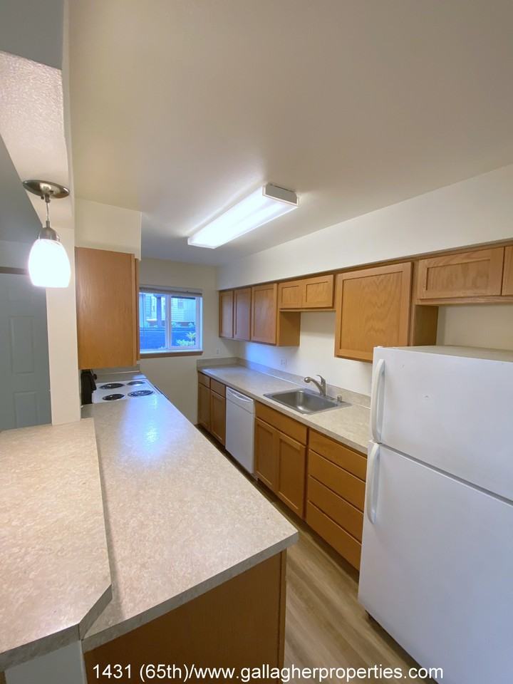 1431 (65th) - Photo 2 of 15