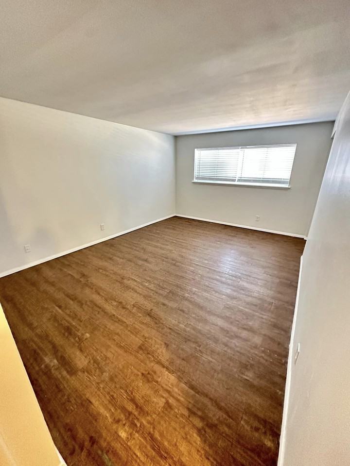 1220 South Rockford Avenue - Photo 5 of 12