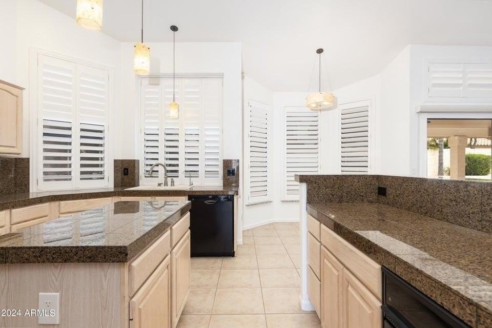 3350 S Oleander Dr - Photo 4 of 19