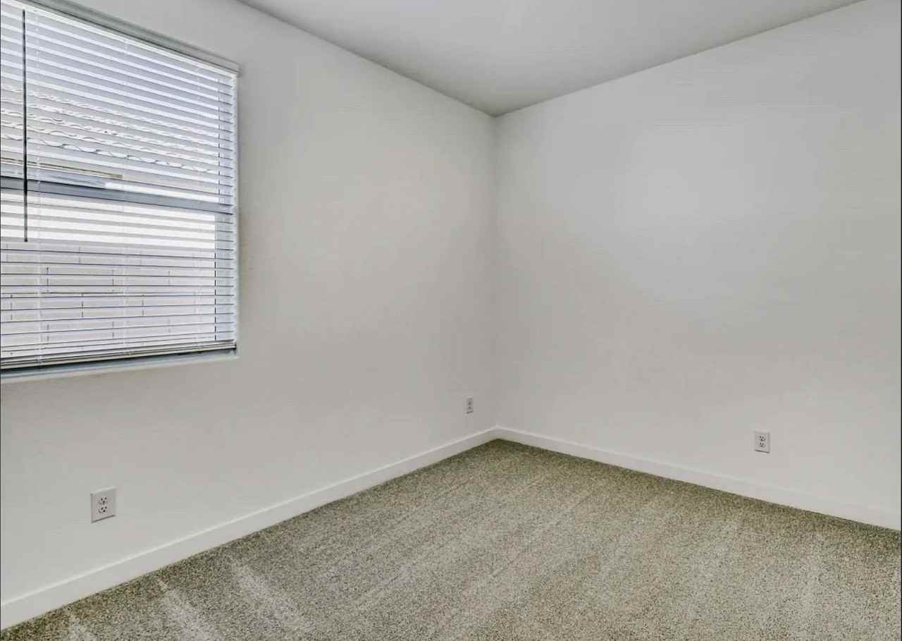 15756 W Superior Ave - Photo 5 of 17