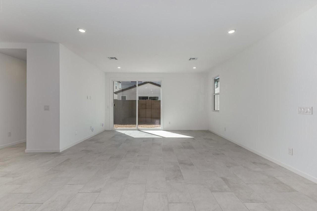 2436 W Maximo Way - Photo 6 of 37