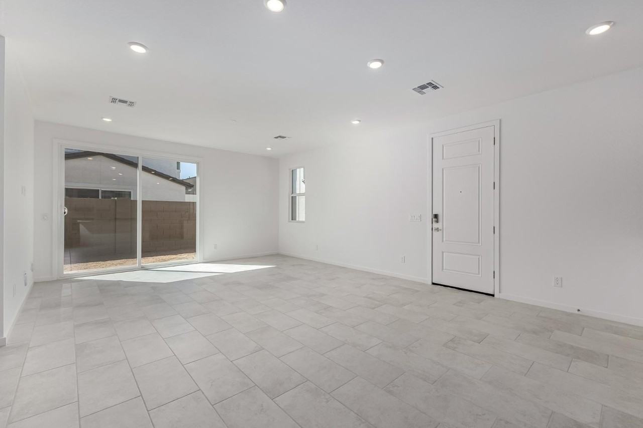 2436 W Maximo Way - Photo 7 of 37