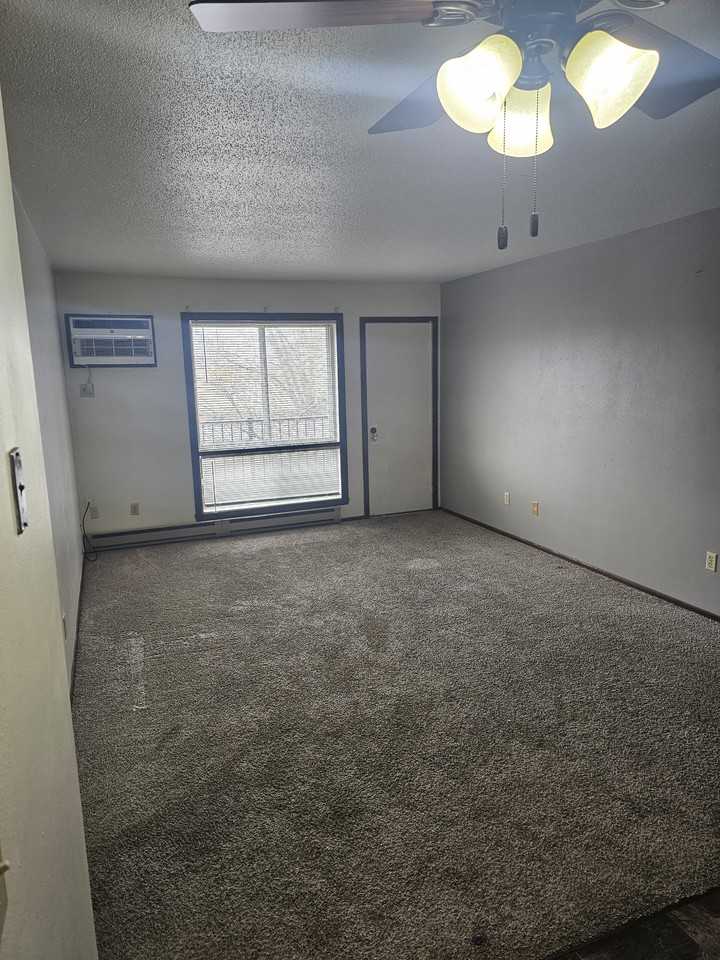 1544 East Gateway Circle South - Photo 7 of 14