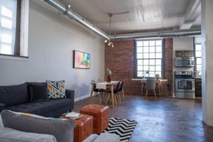 featured image of 402 E 4th St