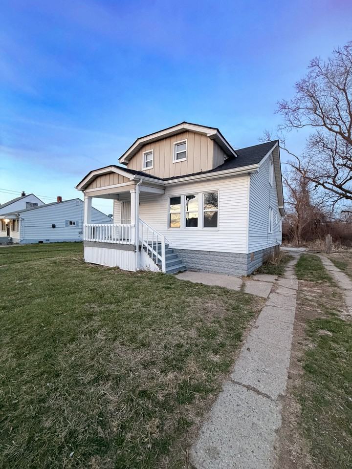 19010 Riverview St #1 - Photo 3 of 12