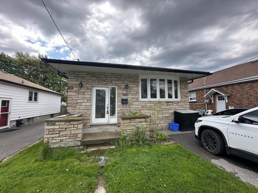 427 Adelaide Ave W