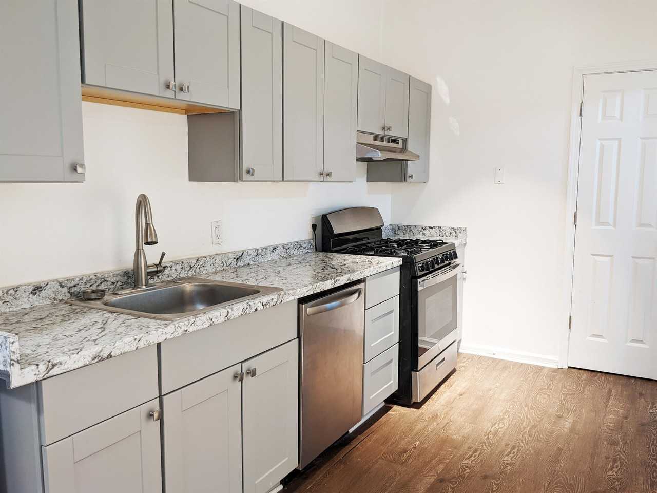 Lucile - Photo 3 of 9