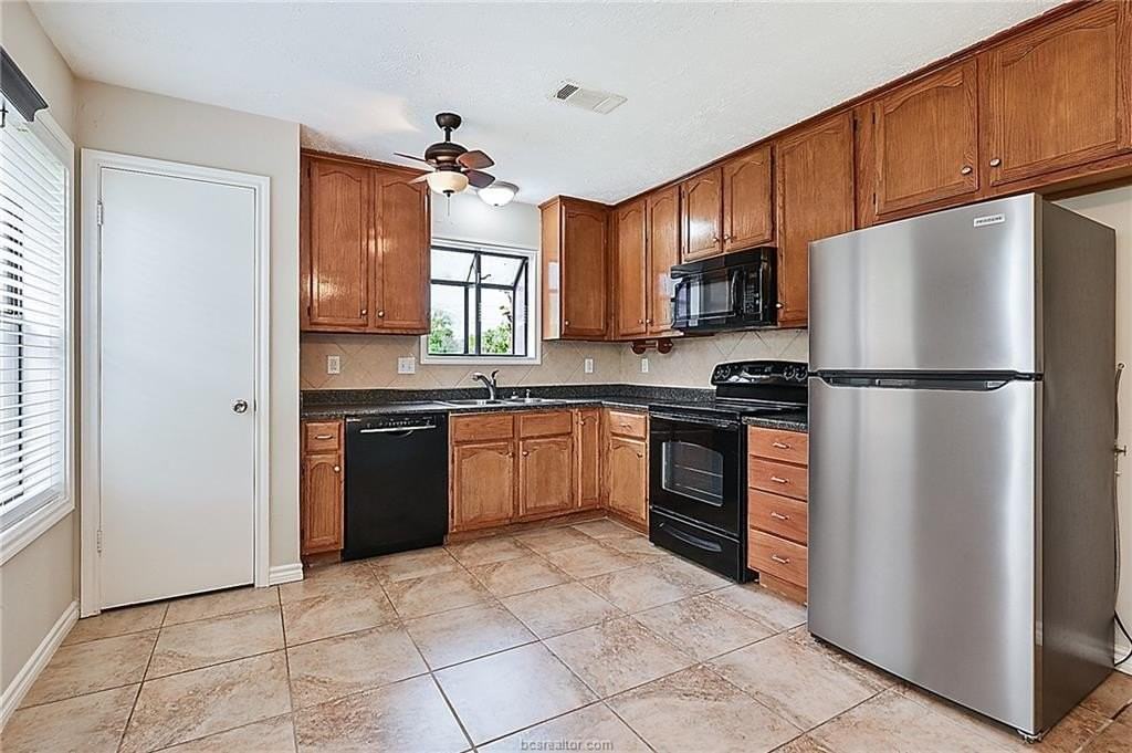 4430 Kirkwood Dr - Photo 7 of 14