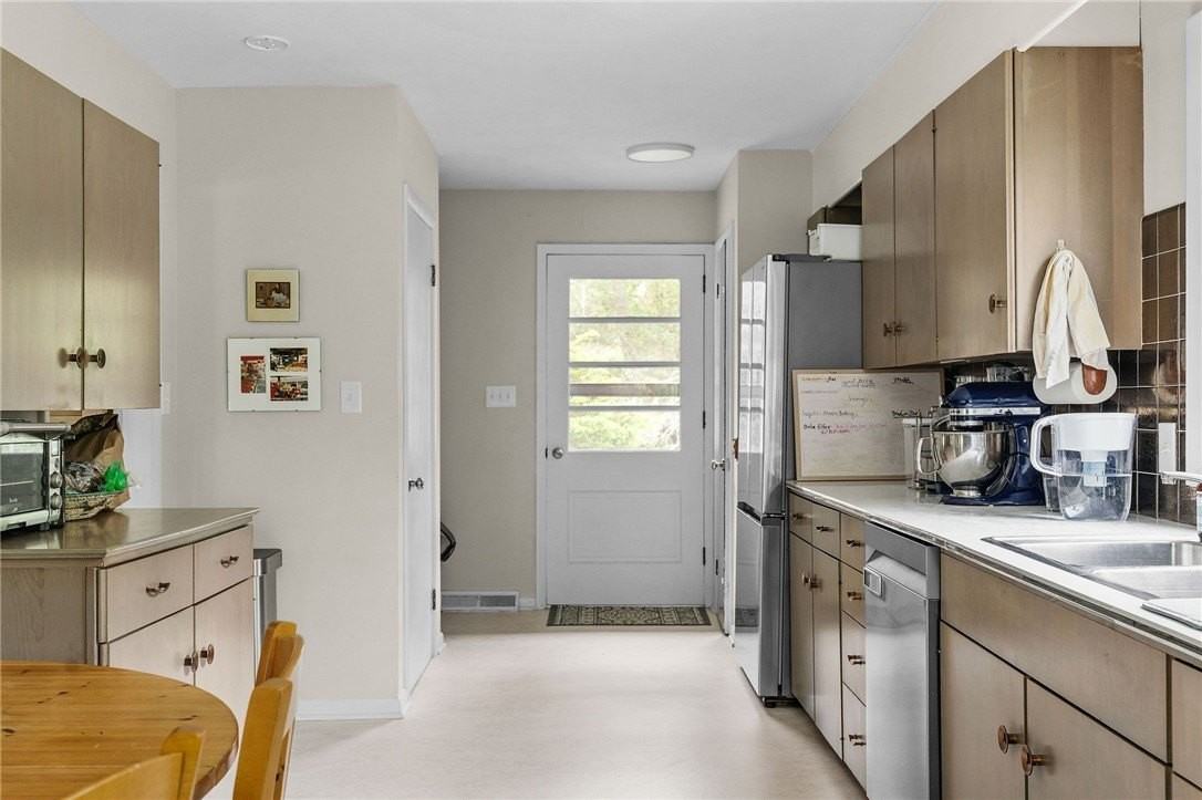 216 Berkshire Rd - Photo 3 of 17