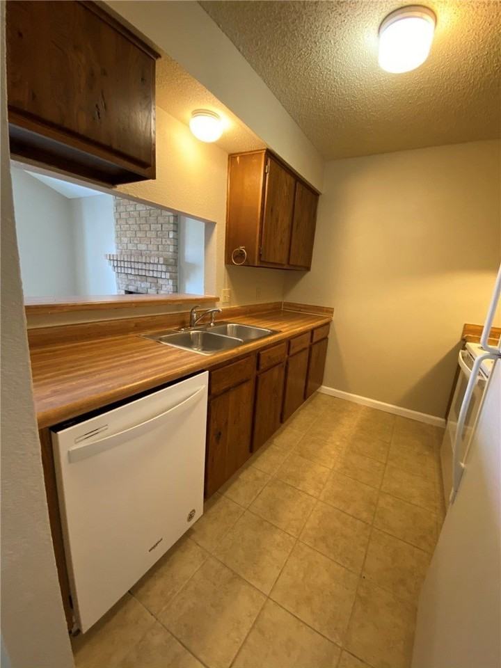 4917 Delwood St #B7 - Photo 7 of 17