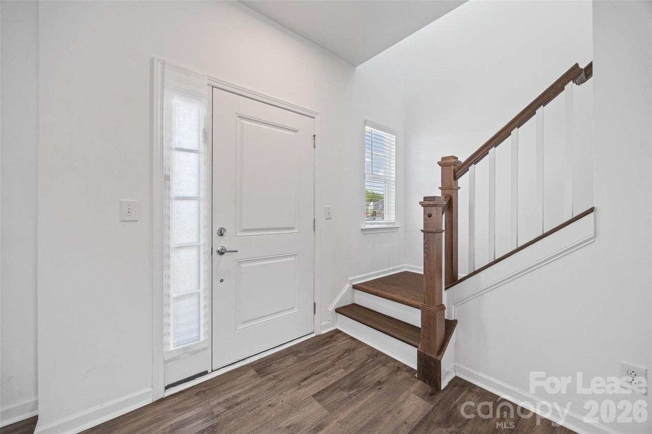 16212 Leading St - Photo 3 of 24