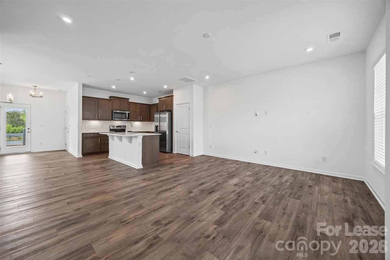 16212 Leading St - Photo 4 of 24