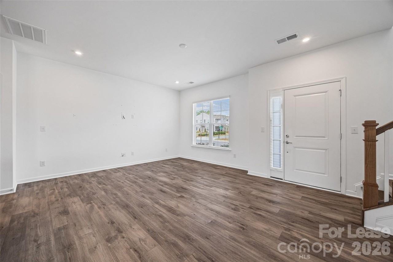 16212 Leading St - Photo 5 of 24