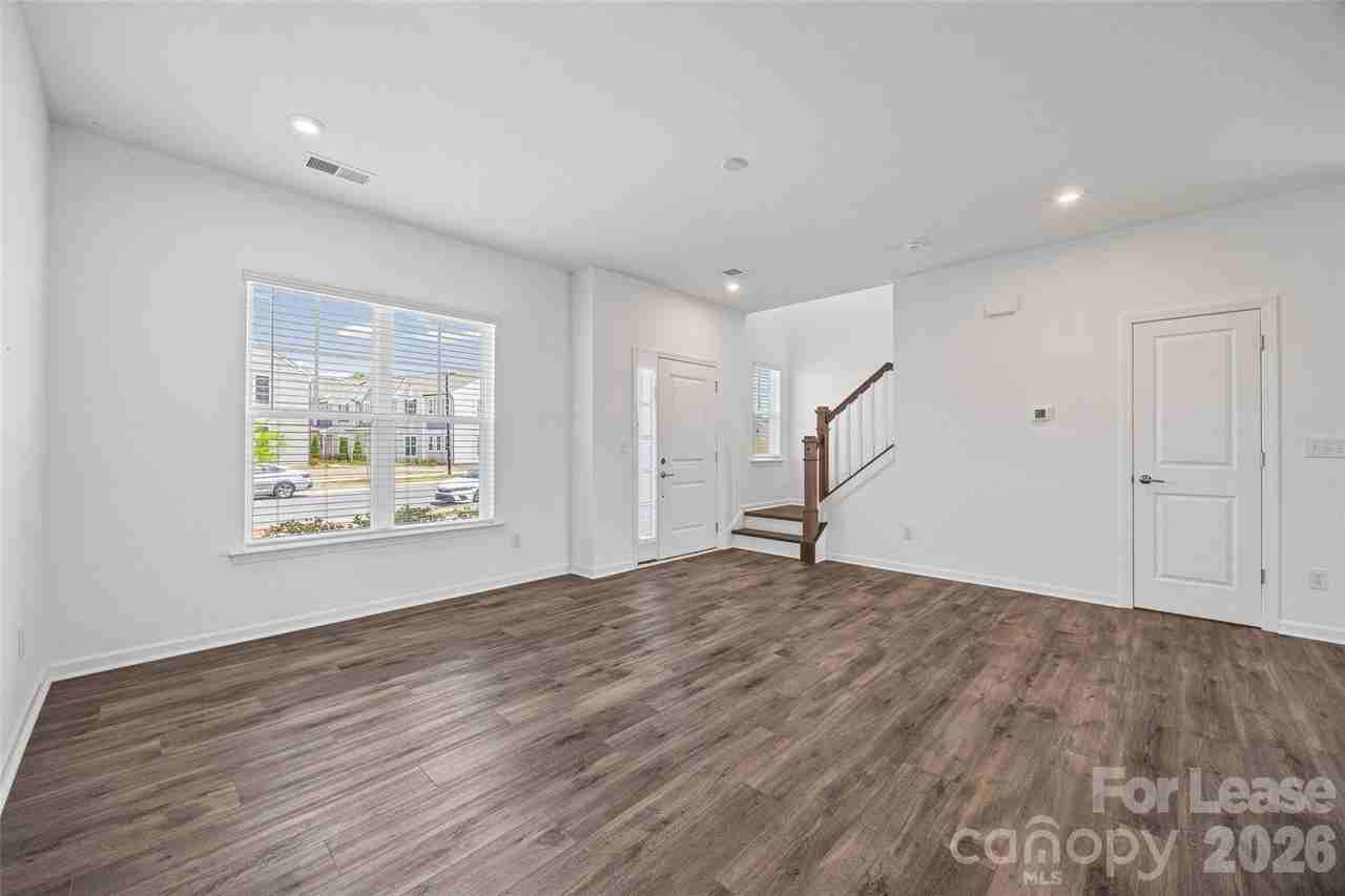 16212 Leading St - Photo 6 of 24