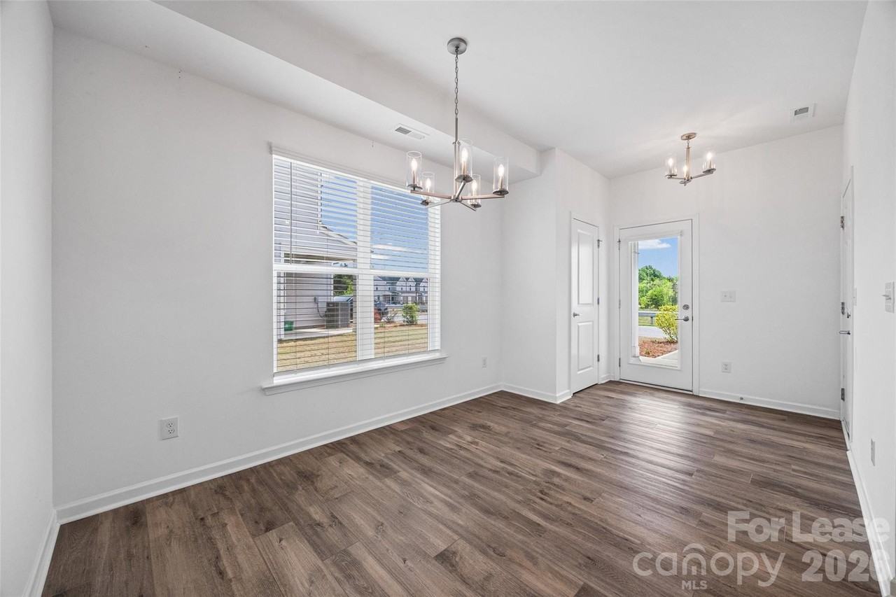 16212 Leading St - Photo 7 of 24