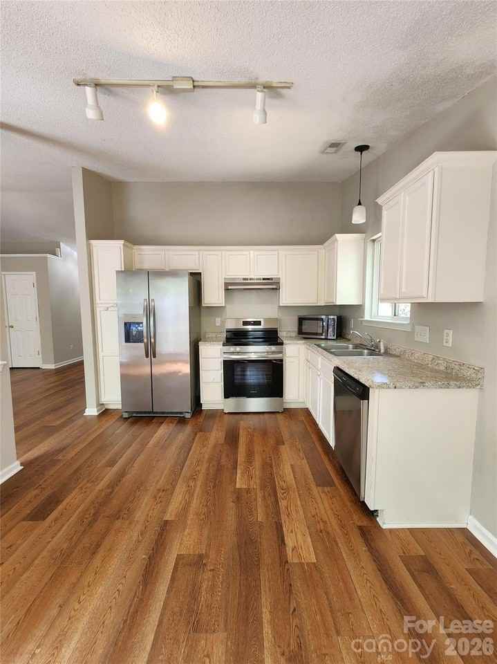 5200 Ashie Ave - Photo 5 of 20