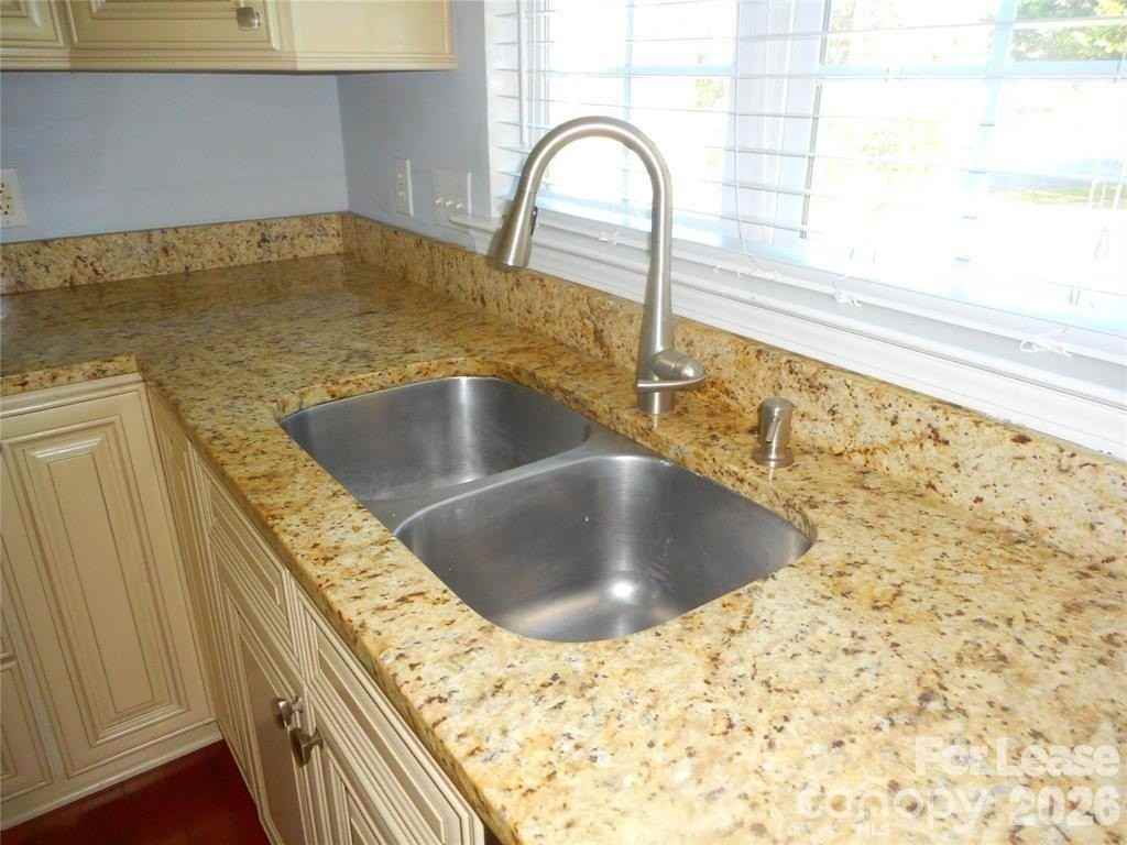 9205 Bellegarde Dr - Photo 7 of 26