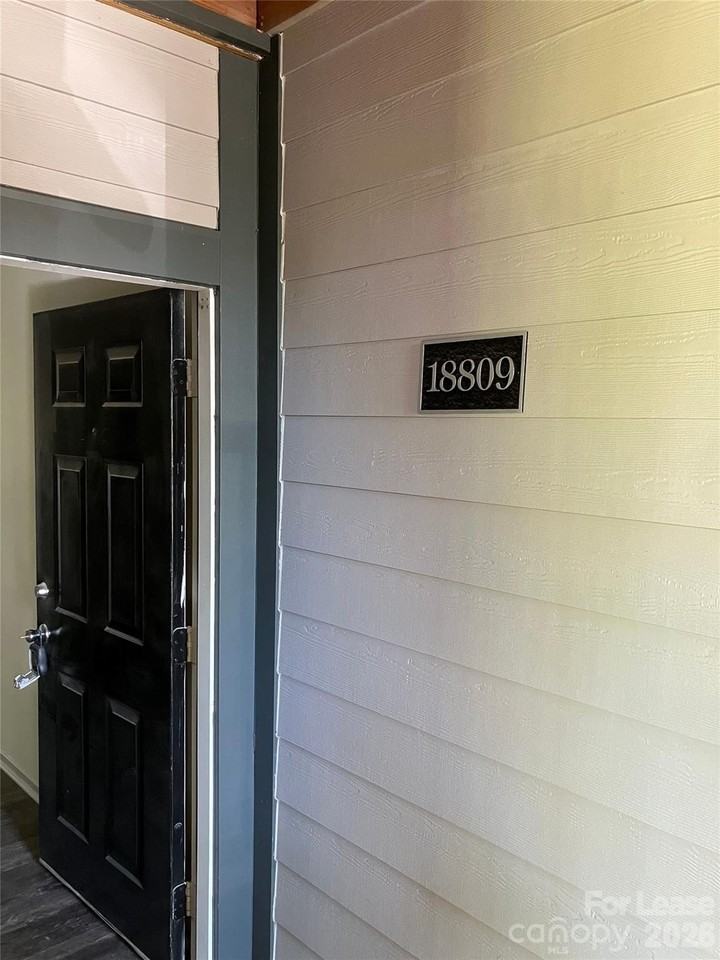 18809 Vineyard Point Ln - Photo 3 of 14