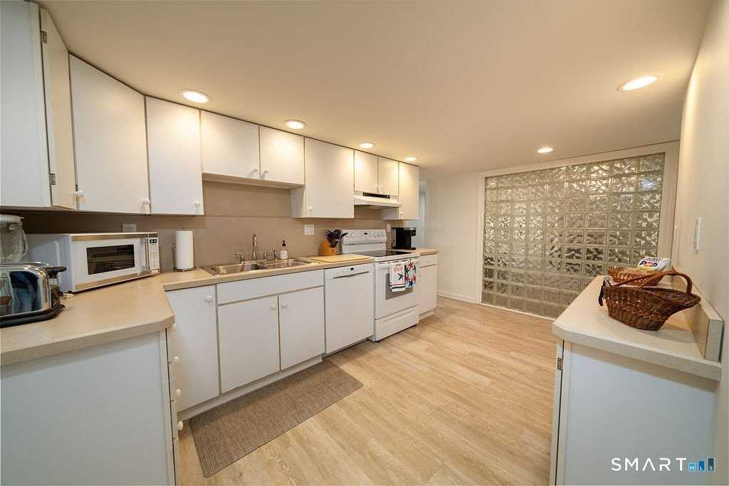 133 Linden Ave Apt B - Photo 6 of 30