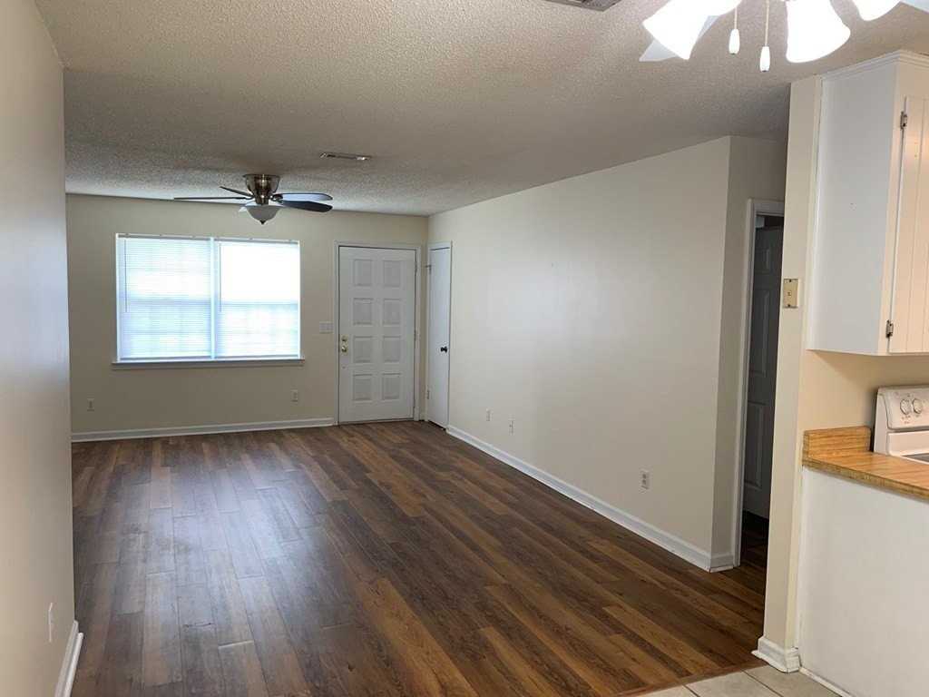 2310 Creekwood Dr - Photo 3 of 9